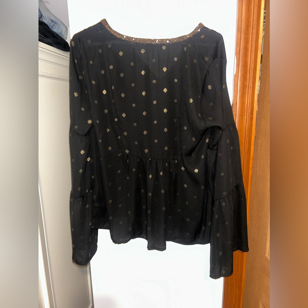 Altar’d state blouse. Black and Gold. Long sleeve